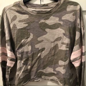 Hollister cropped camo shirt with stripped sleeve